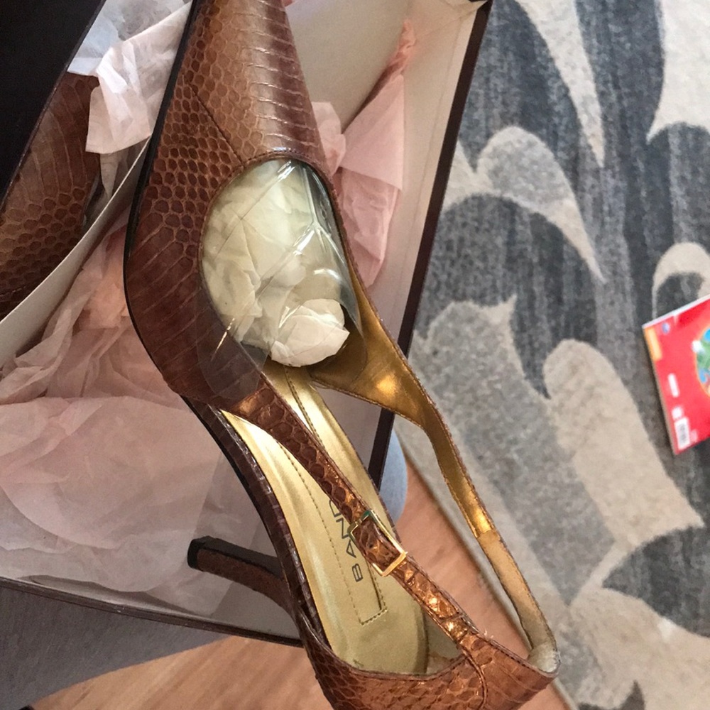 Bandolino medium brown snake skin